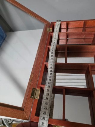 Vitrina de madera y cristal