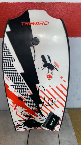 Tabla surf roja Tribord con leash