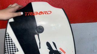 Tabla surf roja Tribord con leash