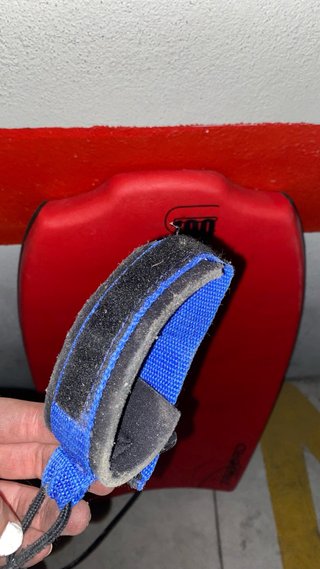 Tabla surf roja Tribord con leash