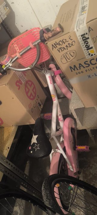 Bicicleta infantil rosa con cesta