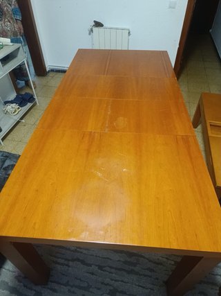 Mesa de comedor de madera
