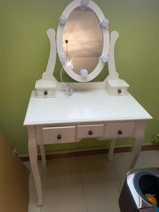 Tocador de maquillaje blanco con espejo