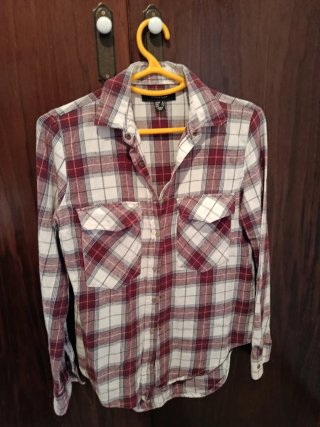 Camisa a cuadros roja y blanca