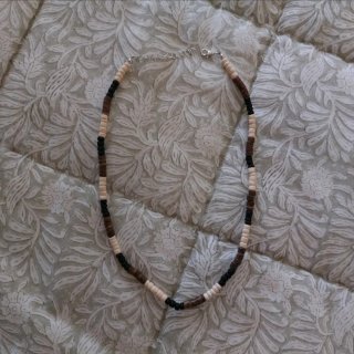 Collar de cuentas beige, negro y marrón