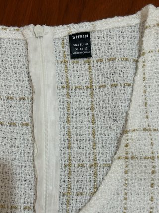 Vestido blanco tweed con botones dorados