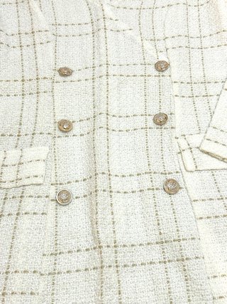 Vestido blanco tweed con botones dorados