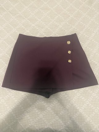 Falda pantalón morada con botones dorados