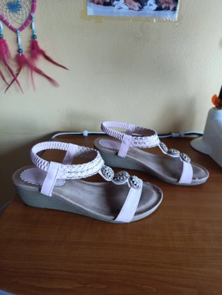 Sandalias rosas adornadas