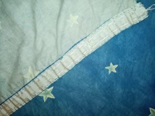 Cortina azul con estrellas
