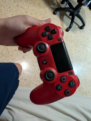PS4 (PlayStation 4) Negra + Mando Rojo