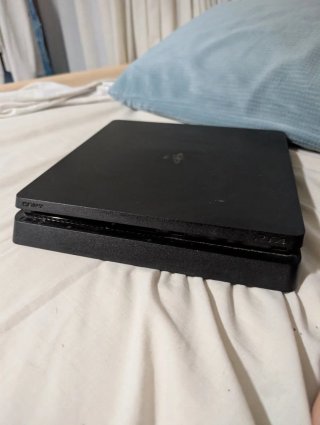 PS4 (PlayStation 4) Negra + Mando Rojo