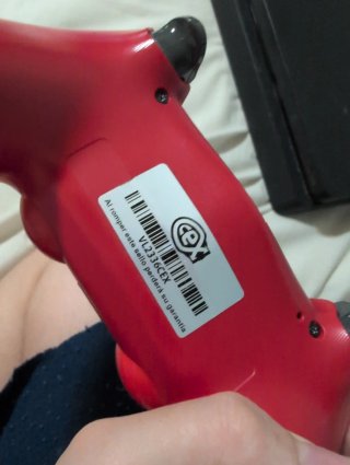 PS4 (PlayStation 4) Negra + Mando Rojo