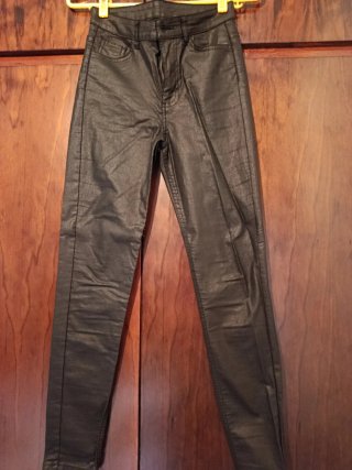 Pantalones negros efecto piel