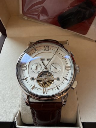 Reloj Automático Esfera Blanca Correa tiene logo