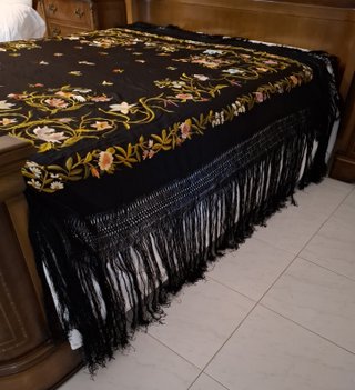 Mantón de Manila Antiguo Bordado a Mano
