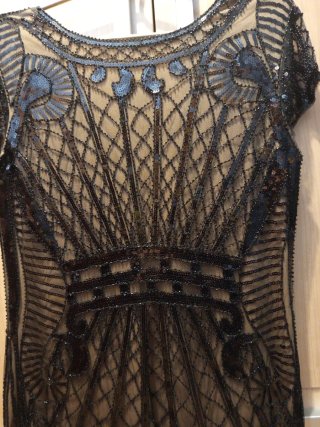 Vestido negro fiesta mujer con pedrería.