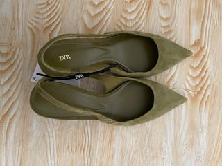 Zapatos destalonados de ante verdes lima. Talla 40