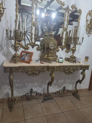 Consola de bronce con espejo y candelabros