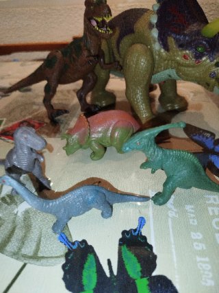 Lote de dinosaurios de juguete