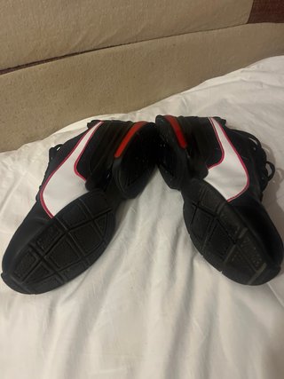 Zapatillas deportivas Puma negras y rojas