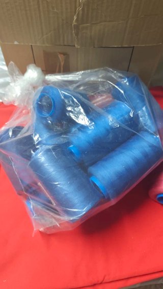 Conos de hilo azul