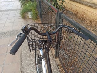 Bicicleta urbana negra con cesta