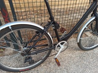 Bicicleta urbana negra con cesta