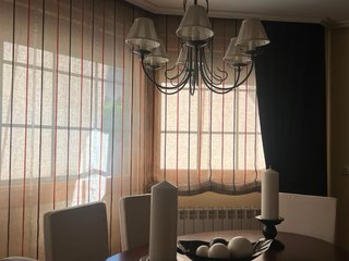 Cortinas de tela beige y multicolor