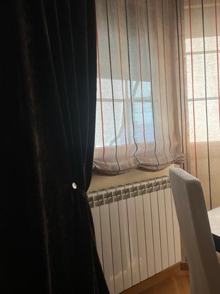 Cortinas de tela beige y multicolor