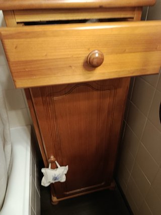Zapatero de madera marrón