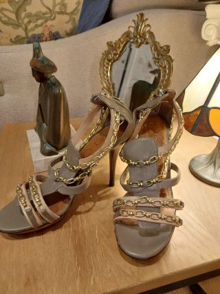 Zapatos de tacón con cadenas doradas