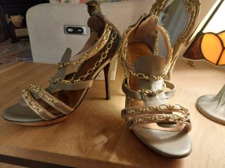 Zapatos de tacón con cadenas doradas
