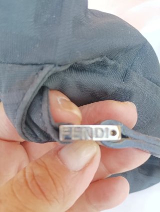 Borsa Fendi nera con logo argento