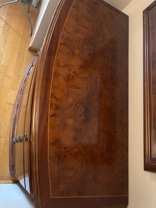 Cómoda de madera con diseño curvo