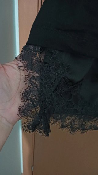 Camiseta Lefties negra con encaje