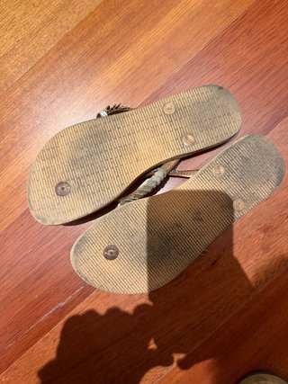 Havaianas 37/38 douradas com conchas