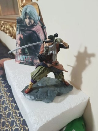 Figura samurái en pose de batalla, coleccionista
