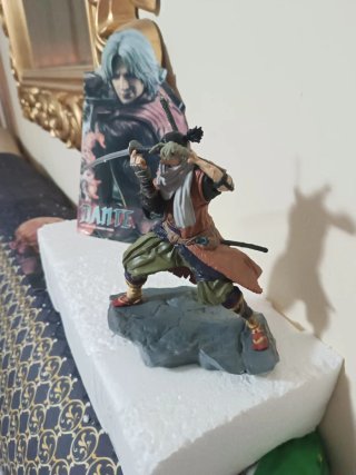 Figura samurái en pose de batalla, coleccionista