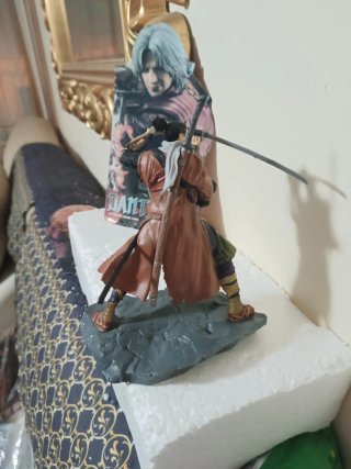 Figura samurái en pose de batalla, coleccionista