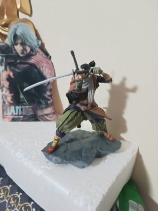 Figura samurái en pose de batalla, coleccionista