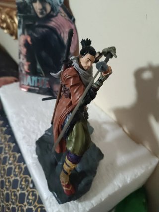 Figura samurái en pose de batalla, coleccionista