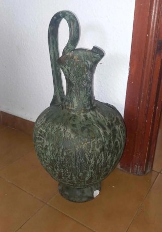 Jarrón antiguo de metal y terracota