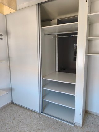 Armario que comunica dos habitaciones