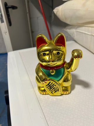 Gato de la suerte chino dorado