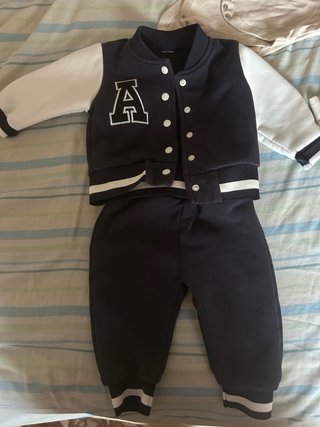 Conjunto bebé chaqueta y pantalón