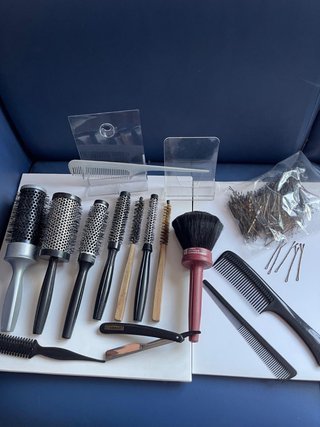 Lote peluquería cepillos y utensilios