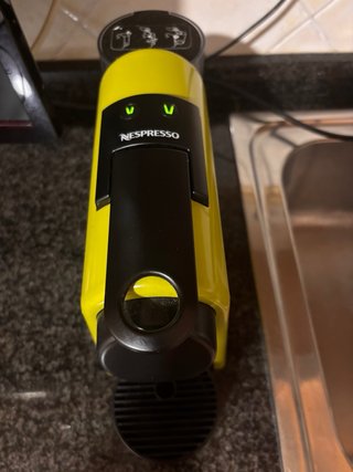 Cafetera Nespresso Delonghi Amarilla