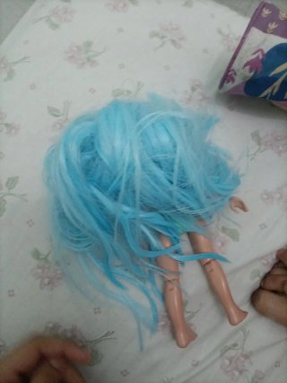 Muñeca pelo azul , le falta su ropa. Con bikini.