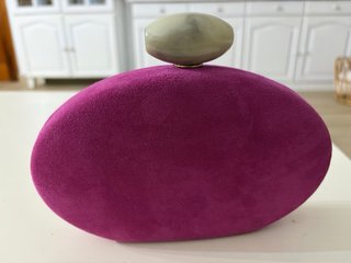 Bolso de mano morado y verde